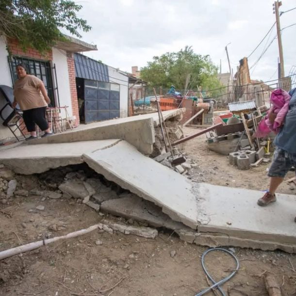 Dramática noche en Comodoro Rivadavia: un deslizamiento de tierras destruyó calles y casas