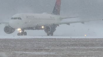 Más de 8.000 vuelos programados para el fin de semana en Estados Unidos han sido cancelados por la fuerte tormenta.
