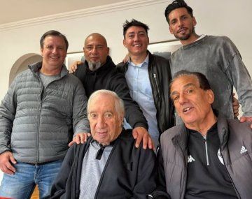 Carlos Bilardo recibió una visita que emocionó en Estudiantes de La Plata