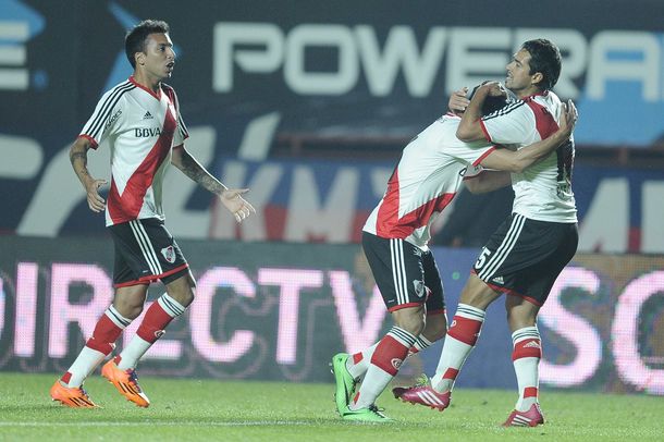 River derrotó a San Lorenzo y es el único líder del campeonato
