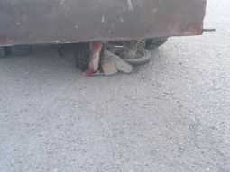 Le pasó un camión por encima de la moto y se salvó milagrosamente