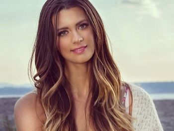 Modelo sufre enfermedad en la piel y mostró su rostro sin maquillaje