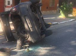 Un cami&oacute;n choc&oacute; contra cinco autos en Parque Patricios. Foto&nbsp;@DuetteLucas
