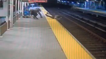 le dispararon con una pistola taser y lo tiraron a las vias para robarle le dispararon con una pistola taser y lo tiraron a las vias para robarle