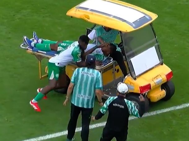 Increíble accidente en Ecuador: un futbolista terminó golpeado por el carrito de asistencia