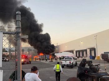 El helicóptero cayó en Chatsworth, se prendió fuego y alcanzó autos estacionados.