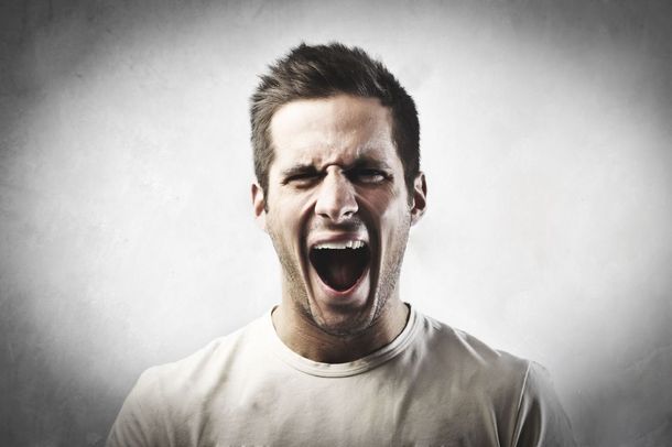 Un hombre casi pierde su pene por estrangularlo con su anillo de bodas