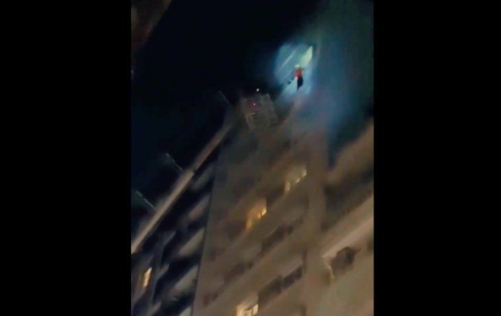 Así salvaron los bomberos al jugador de Rentistas que se tuvo que colgar de un piso 11 por un incendio
