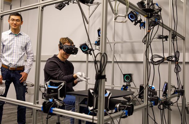 Mark Zuckerberg muestra un prototipo de guantes de realidad virtual de Oculus