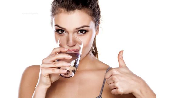 En sesiones de entrenamientos cortos, beber agua es clave para no deshidratarse. En sesiones de entrenamientos cortos, beber agua es clave para no deshidratarse.