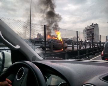 Se incendió un auto en plena autopista Buenos Aires-La Plata