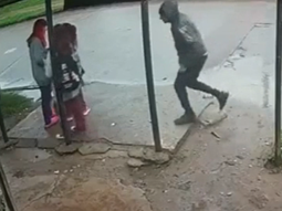 Un motochorro golpeó brutalmente a tres nenas para robarles sus mochilas