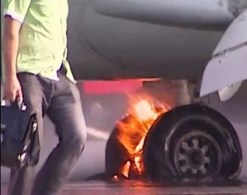 Pánico en aeropuerto de Moscú por el incendio de un avión