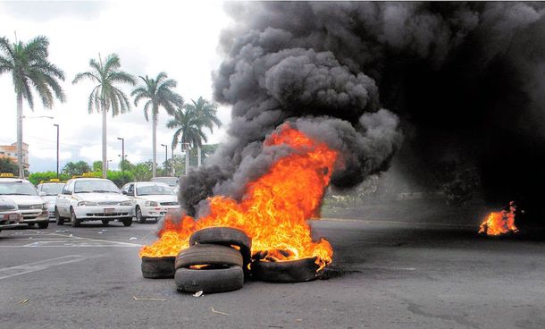 Quieren prohibir la quema de neumáticos en la calle