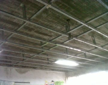 Cae parte del techo de un aula en plena clase en Solano