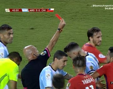 ¿Compensó? La insólita decisión del árbitro para expulsar a Marcos Rojo