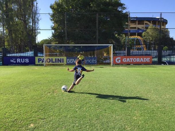 Daniel Osvaldo hizo de arquero y le atajó unos penales a su hijo