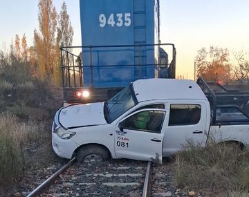 Milagro en Luján de Cuyo: un tren embistió a una camioneta y su conductor se salvó