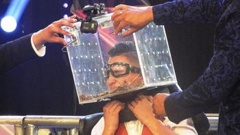 canta si puedes: a un concursante le llenaron la cara de cucarachas canta si puedes: a un concursante le llenaron la cara de cucarachas