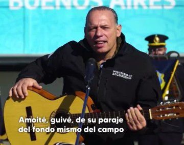 Sergio Berni grabo un video recitando y tocando la guitarra en homenaje a los héroes de Malvinas