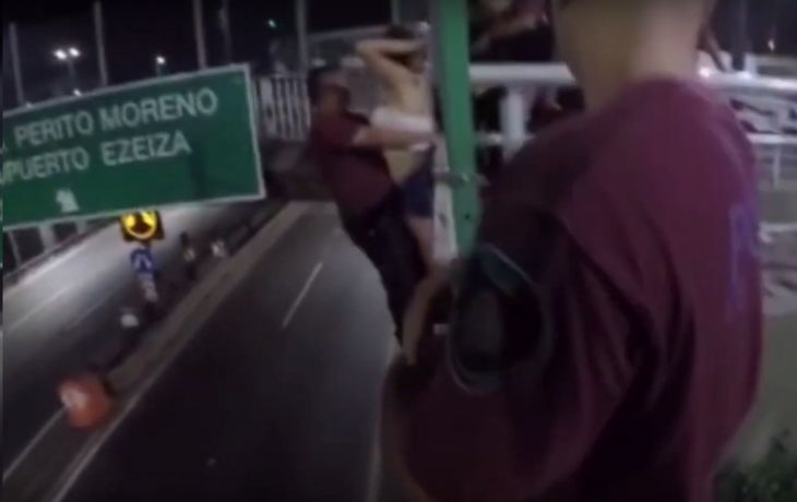 VIDEO: Intentó tirarse de un puente a la autopista Perito Moreno y la Policía salvó su vida