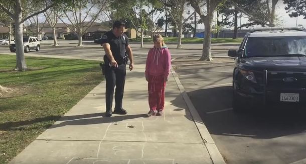 VIDEO: Un policía juega a la rayuela con una chica sin techo