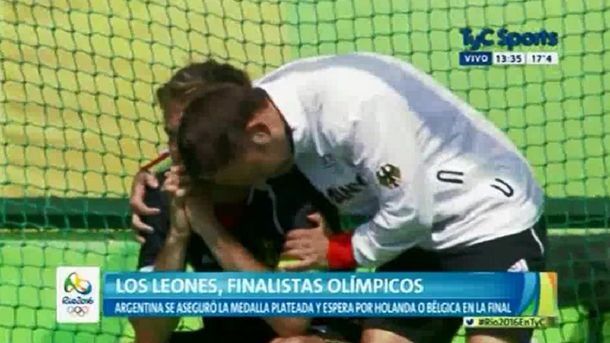 La imagen de la derrota de Alemania ante Los Leones: el consuelo del DT al capitán