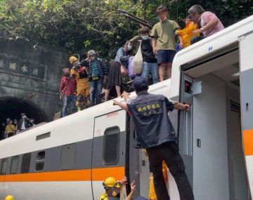 Tragedia en Taiwán: descarriló un tren y hay al menos 51 muertos