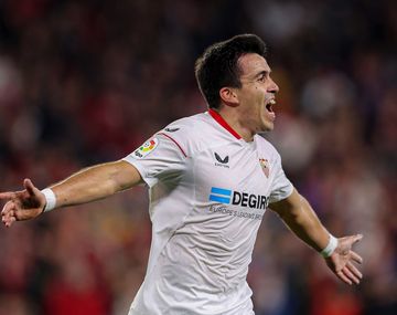 El golazo del Huevo Acuña en la victoria del Sevilla