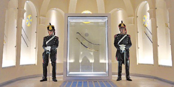 Descendiente de Rosas destrozó a Milei por decretar que el sable de San Martín vuelva a Granaderos: Gusano resentido Descendiente de Rosas destrozó a Milei por decretar que el sable de San Martín vuelva a Granaderos: Gusano resentido