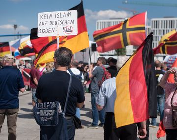 Neonazis marchan contra inmigrantes musulmanes