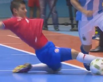 Durísima patada dejó a un argentino en el hospital en el Mundial de futsal
