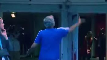 mal perdedor: mira lo que hizo mourinho con la medalla del segundo puesto mal perdedor: mira lo que hizo mourinho con la medalla del segundo puesto