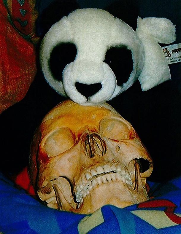 Condenan a la mujer que tenía sexo con huesos humanos