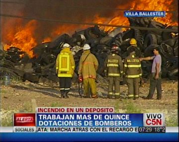 Loma Hermosa: un incendio destruyó galpón de neumáticos