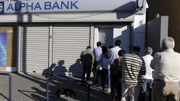 los bancos en grecia reabren sus puertas, pero el corralito sigue los bancos en grecia reabren sus puertas, pero el corralito sigue