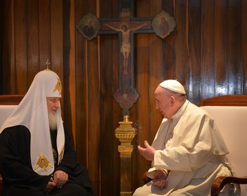 Histórico encuentro entre el papa Francisco y el patriarca ruso Kiril