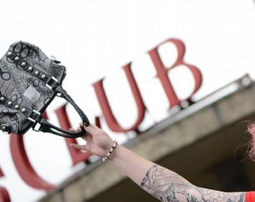 Todos quieren ser olímpicos: mirá el desopilante mundial de revoleo de carteras