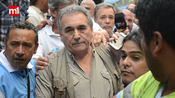 Schmid escoltado a la salida del acto Schmid escoltado a la salida del acto