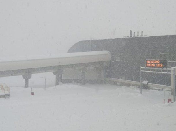 Mendoza: más de mil camiones quedaron varados en el paso Cristo Redentor por una fuerte nevada