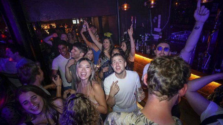 Inglaterra: los certificados de vacunación serán obligatorios en Inglaterra para ingresar a clubes nocturnos