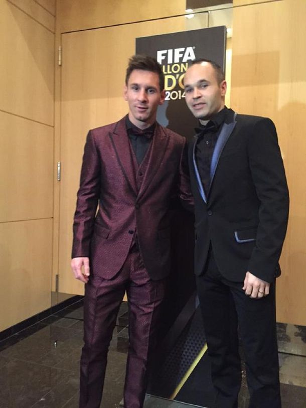 Messi lo volvió a hacer: sorprendió con un traje color borravino
