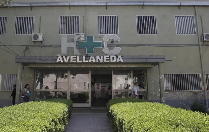 La mujer duerme con su hijo de un año y medio en diferentes hospitales