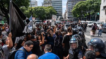 tras la represion, personas con discapacidad sostienen su reclamo: el presidente juro sobre la constitucion tras la represion, personas con discapacidad sostienen su reclamo: el presidente juro sobre la constitucion