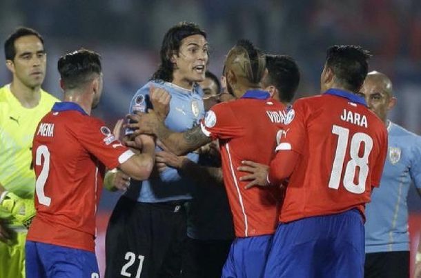 Un dedo y algo más: la otra incitación de Jara que desató la ira de Cavani