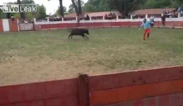 VIDEO: Vestido de rojo provocó a un toro y el animal tuvo su revancha