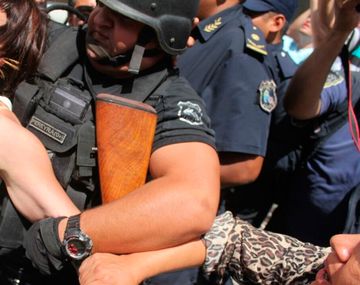 Violenta represión policial