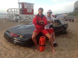 Hasselhoff posó junto a su viejo amigo KITT Hasselhoff posó junto a su viejo amigo KITT