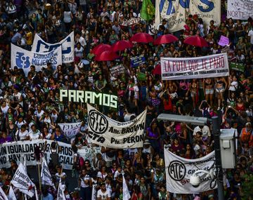 VIDEOS: Todo el color y la música de una marcha histórica