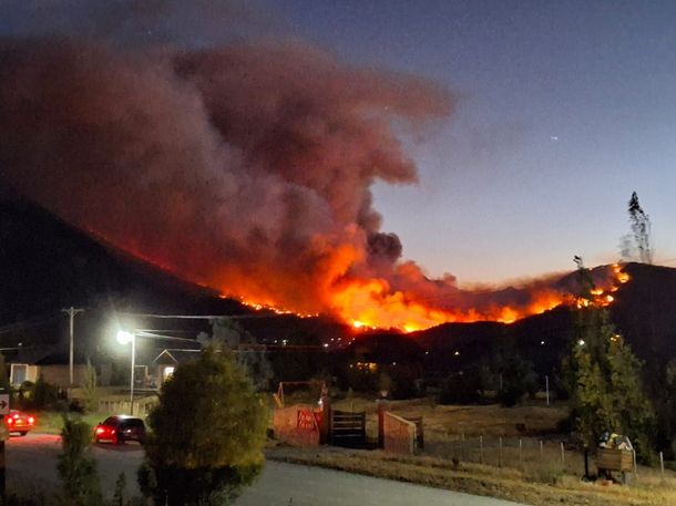 Incendios en Chubut: el fuego avanzó sobre la ruta 40 y la situación está descontrolada